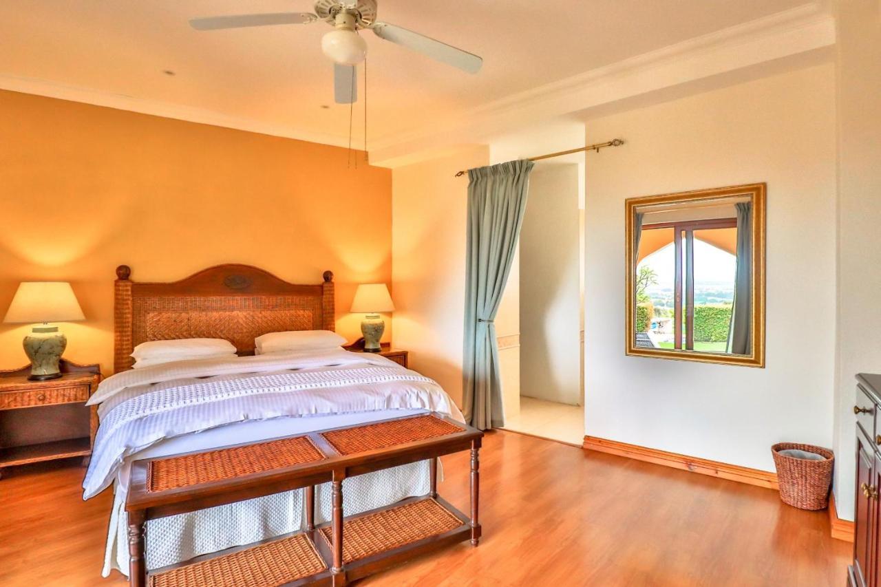 Apricot Gardens Guesthouse กอร์ดอนส์เบย์ ภายนอก รูปภาพ